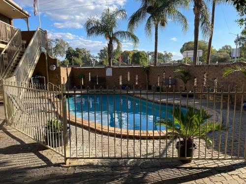 Kert, Darling Junction Motor Inn in Wentworth