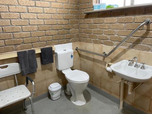 Bathroom, Darling Junction Motor Inn in Wentworth
