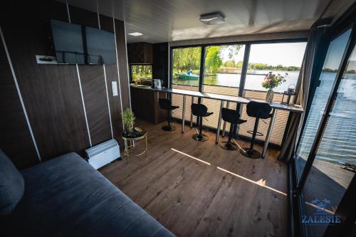 Közös társalgó / TV, Domki na wodzie - Houseboats Zalesie with sauna in Mirakowo