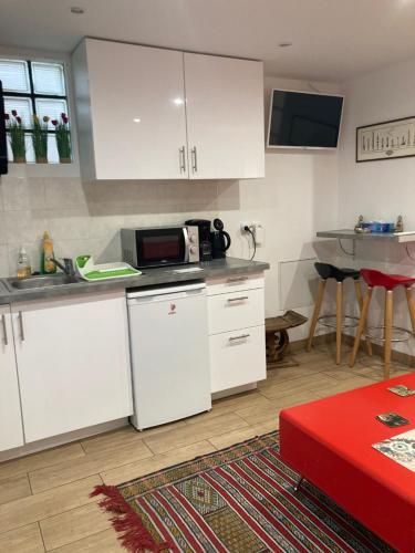 Konyha, SUITE AVEC TERRASSE ET JARDIN AUX PORTES DE PARIS in Les Pavillons-sous-Bois