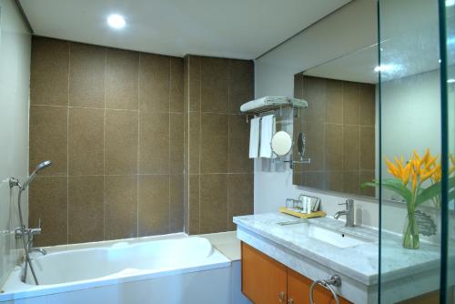 Oak Tree Emerald Hotel & Conventions Semarang Room Type - Suite