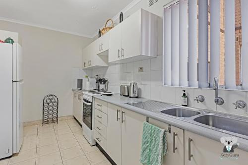 KozyGuru / Westmead / 2 Bed Unit + Free Parking / Walk to Westmead Hospital / NWE022