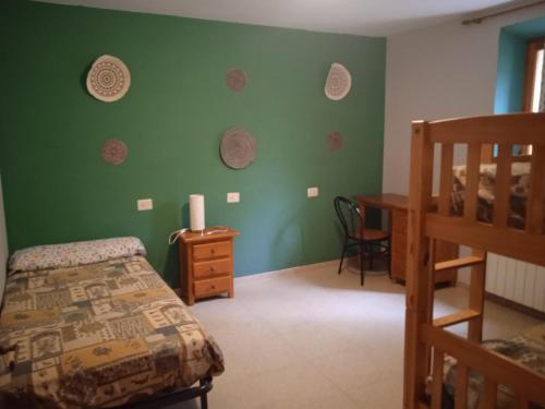 2 bedrooms, 5 beds