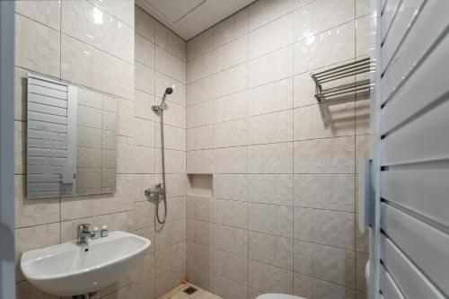 Bathroom, Cove West Inn Cihampelas in Cihampelas