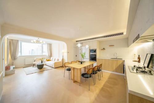 Warm Four Bedroom Apartment with Huangpu River View, Šanghaj