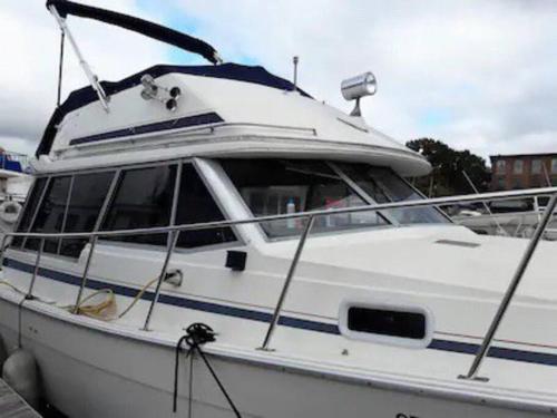 Waterfront 32' Bayliner Yacht - Hotel - Providence