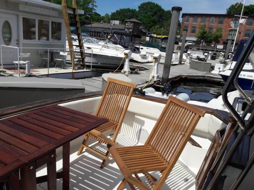 Waterfront 32' Bayliner Yacht