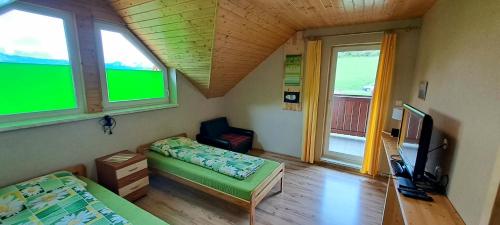 Twin Room with Balcony image 4