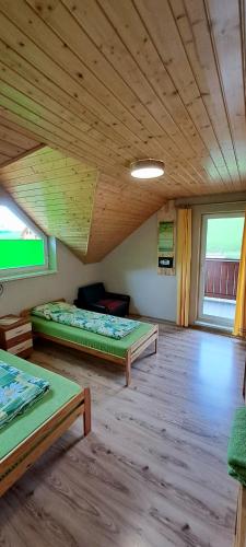 Twin Room with Balcony image 5