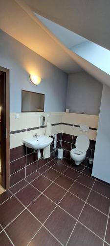 Twin Room with Balcony image 6