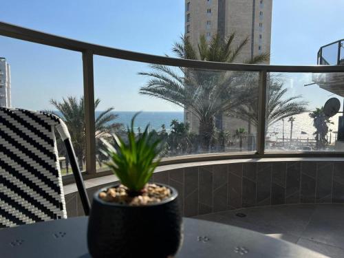 Varanda/terraço, דירת 3 חדרים מול הים in Bat Yam