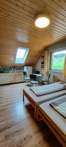 4 twin beds