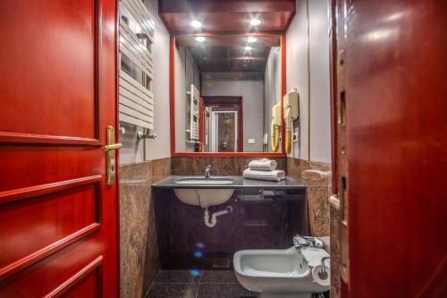 Castro Pretorio 64 Easy Rooms, Рим (фото 10)