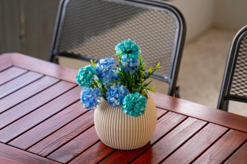 Charming 2 BR Apt with Acropolis View in Athens