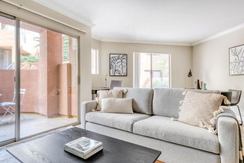 Woodland Hills 1BR w Gym WD Pool nr 101 LAX-683 in Los Angeles, USA