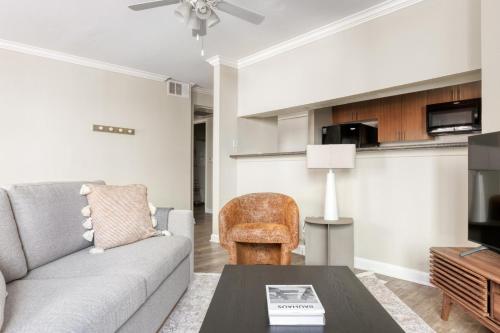 Woodland Hills 1BR w Gym WD Pool nr 101 LAX-683 in Los Angeles, USA