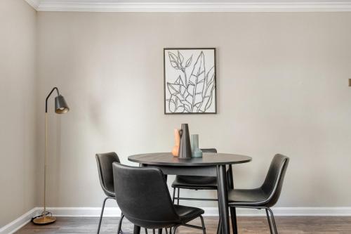 Woodland Hills 1BR w Gym WD Pool nr 101 LAX-683 in Los Angeles, USA