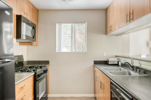 Woodland Hills 1BR w Gym WD Pool nr 101 LAX-683 in Los Angeles, USA