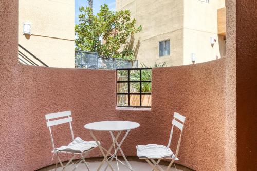 Woodland Hills 1BR w Gym WD Pool nr 101 LAX-683 in Los Angeles, USA