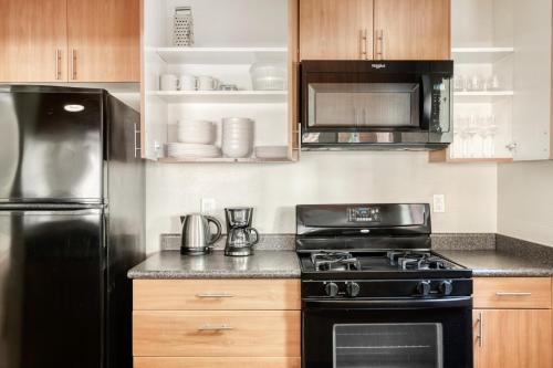 Woodland Hills 1BR w Gym WD Pool nr 101 LAX-683 in Los Angeles, USA