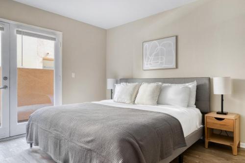 Woodland Hills 1BR w Gym WD Pool nr 101 LAX-683 in Los Angeles, USA