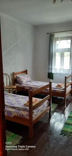 4 twin beds