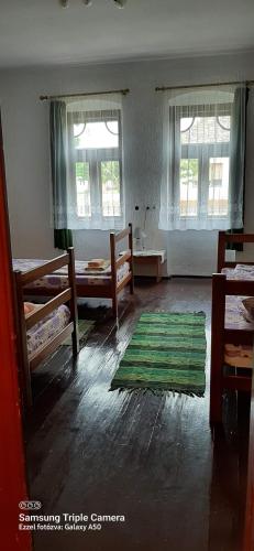3 twin beds