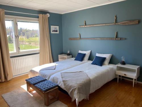 3 twin beds
