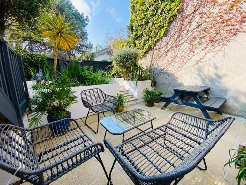 . "The Garden Apartment Newquay" by Greenstay Serviced Accommodation - Beautiful 2 Bed Apartment With Parking & Outside Terrace, Close To Beaches, Shops & Restaurants -Perfect For Families, Couples, Small Groups & Business Travellers