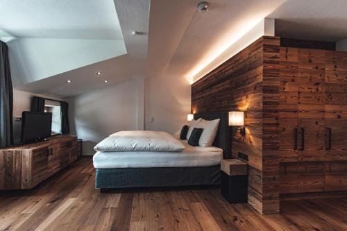 1 queen bed, 1 bunk bed
