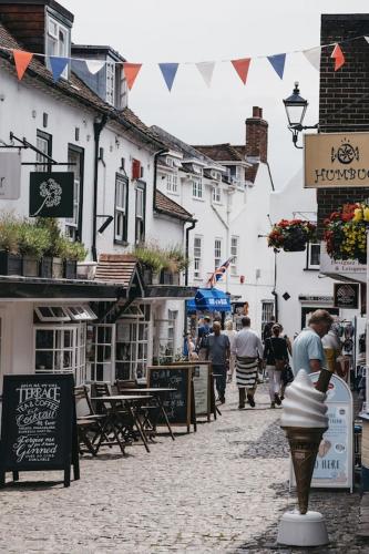 Beautiful 3 bed cottage in Lymington. Perfectly located for Coast and New Forest