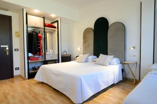 1 queen bed, 1 twin bed