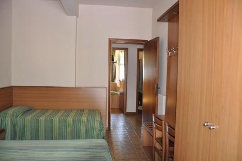 1 queen bed, 1 twin bed, 2 sofa beds