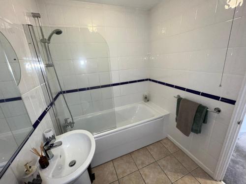 Hidden Gem with Free Parking, Windsor (photo 9)
