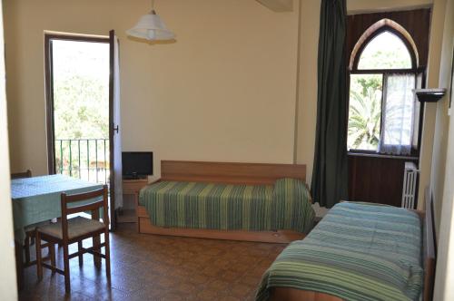 1 queen bed, 2 sofa beds