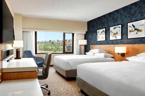 2 queen beds
