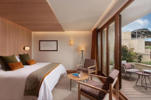 Habitación Prémium Spa con 1 cama extragrande y vistas a la localidad de Elciego Hotel Marqués de Riscal, a Luxury Collection Hotel, Elciego 2