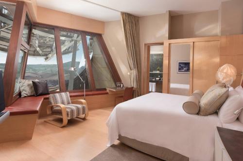 Deluxe Gehry, Guest room, 1 King, Winery view, Mountain view