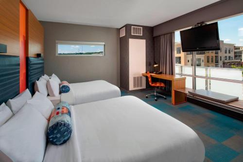 Aloft, Larger Guest room, 2 Queen, City view, Corner room