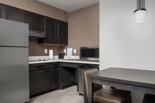 Residence Inn by Marriott Phoenix Airport - image 3