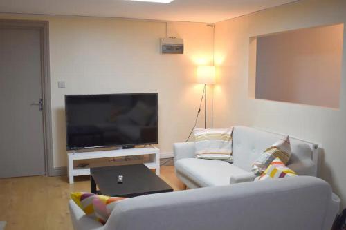 Double Bed Room in Flat near Birmingham City Centre, Birmingham (photo 3)