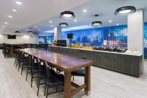 Fairfield Inn & Suites by Marriott New York Manhattan/Central Park - image 6