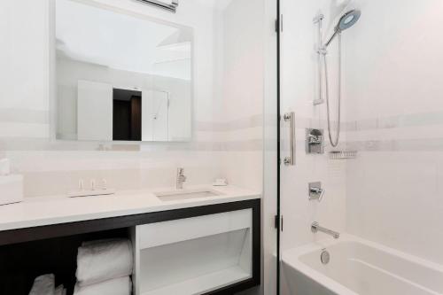 Courtyard by Marriott Long Island City/New York Manhattan View - image 2