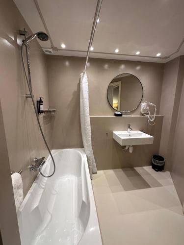 Hotel Grand Canal - image 10