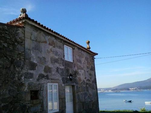 La Moira - casa de piedra frente al mar