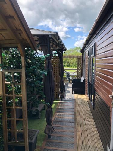 Peaceful Holiday Lodge with Hot Tub