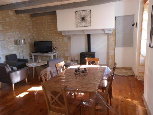 صالة مشتركة/ منطقة التلفزيون, Gîte avec Piscine proche de St Cirq Lapopie (Gite avec Piscine proche de St Cirq Lapopie) in بيرغانتي