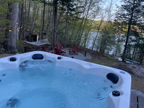 Joy's Chalet - Hottub, Lake, & Cottage