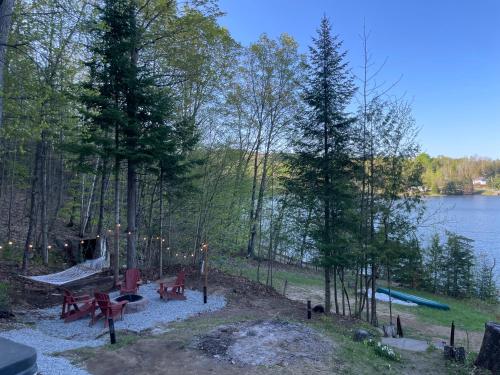 Joy's Chalet - Hottub, Lake, & Cottage