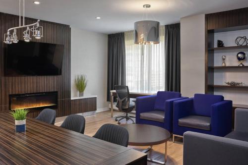 Delta Hotels Edmonton Centre Suites - image 4